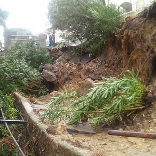 Pompeiana: le immagini del muro di contenimento crollato questa mattina. Polemiche tra i proprietari e l'amministrazione comunale Pompeiana: le immagini del muro di contenimento crollato questa mattina. Polemiche tra i proprietari e l'amministrazione comunale