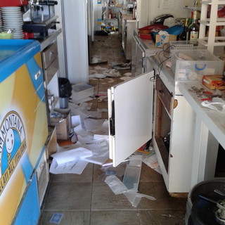 Le immagini del furto con spaccata ai danni del chiosco