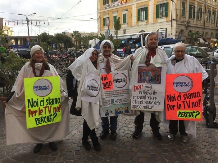 Sanremo: i 'fantasmi' di Potere al Popolo scendono in piazza contro la scarsa attenzione dei media nazionali Sanremo: i 'fantasmi' di Potere al Popolo scendono in piazza contro la scarsa attenzione dei media nazionali