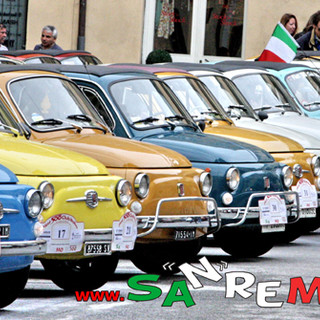 I fiori di Sanremo sulle Fiat 500 d'epoca della provincia di Imperia dirette al Meeting Internazionale di Garlenda