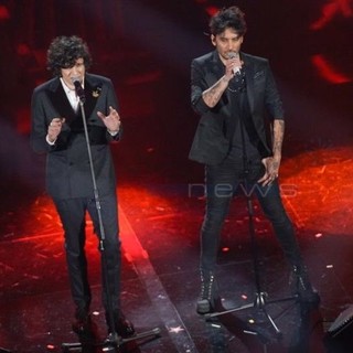 #Sanremo2018: in attesa di approfondimenti sospesi fino a domani sera Ermal Meta e Fabrizio Moro #Sanremo2018: in attesa di approfondimenti sospesi fino a domani sera Ermal Meta e Fabrizio Moro