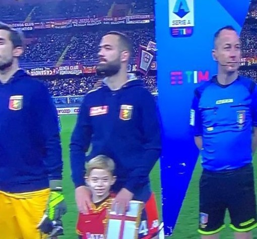 Il piccolo Stragapede con Biraschi, capitano del Genoa (immagine Sky Sport)