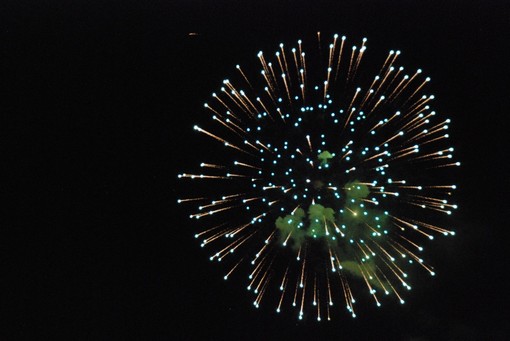 Ventimiglia: dopo l'ordinanza di Capodanno ieri sera alle 23 fuochi artificiali sul mare, erano autorizzati?