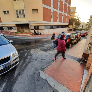 Imperia: fogna a cielo aperto davanti la scuola di borgo San Moro, la denuncia di una mamma (foto) Imperia: fogna a cielo aperto davanti la scuola di borgo San Moro, la denuncia di una mamma (foto)