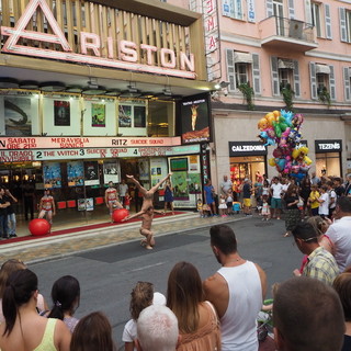 Sanremo: flash mob dei Sonics davanti al Teatro Ariston per lo spettacolo di domani sera