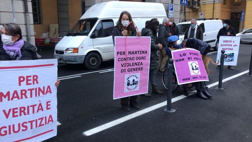 Flash mob per Martina Rossi a Imperia organizzato da 'Non una di meno': "Giustizia per le vittime di femminicidio" (foto)