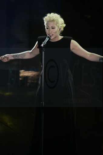 Festival 2013: seconda serata, per il galateo Malika Ayane è la regina, male Carla Bruni