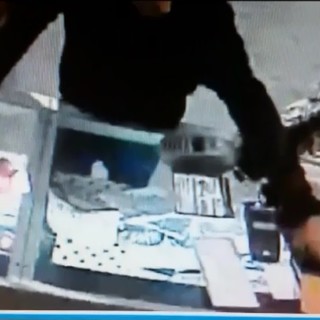 Imperia: La Polizia denuncia in stato di libertà un sanremese che ha rubato un cellulare. Il video del furto Imperia: La Polizia denuncia in stato di libertà un sanremese che ha rubato un cellulare. Il video del furto