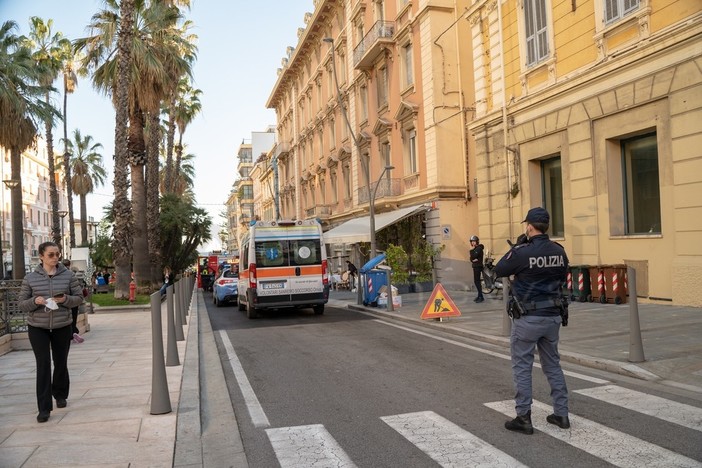 Sanremo: falso allarme per un incendio in appartamento, soccorsi in corso Mombello Sanremo: falso allarme per un incendio in appartamento, soccorsi in corso Mombello