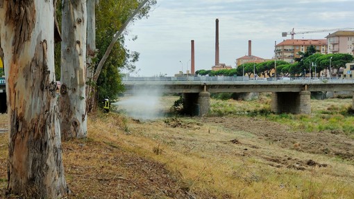 Imperia, operaio trancia un tubo del gas mentre pulisce il torrente: mobilitazione di soccorsi in via Argine sinistro (foto e video) Imperia, operaio trancia un tubo del gas mentre pulisce il torrente: mobilitazione di soccorsi in via Argine sinistro (foto e video)
