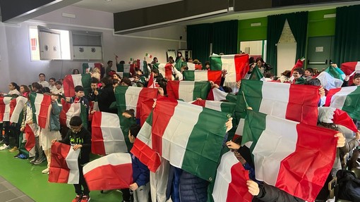 Ventimiglia, gli istituti 'Biancheri' e 'Cavour' uniti per la bandiera (foto)