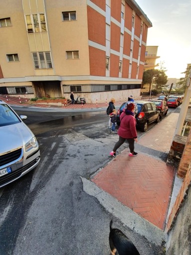 Imperia: fogna a cielo aperto davanti la scuola di borgo San Moro, la denuncia di una mamma (foto)