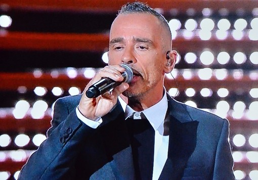 #Sanremo2016: standing ovation per Eros Ramazzotti, un medley per raccontare la sua storia
