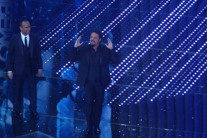 Il comico Enrico Brignano all'Ariston in qualità di super ospite