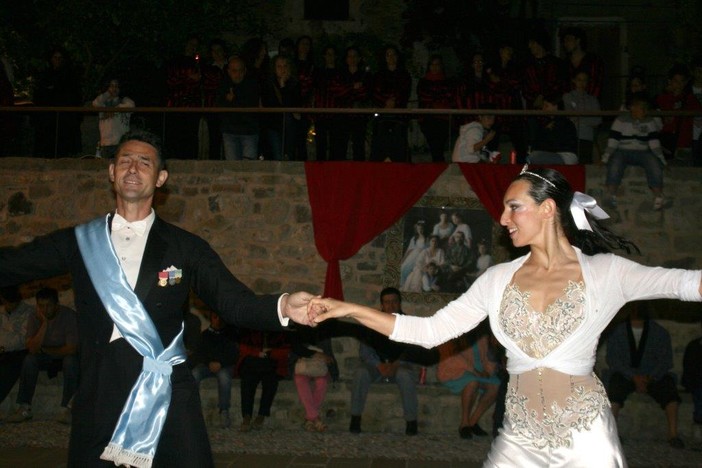 Nel prossimo fine settimana a Vallecrosia Alta torna la manifestazione 'Favole Sotto le Stelle - percorso itinerante  di danza, parole, musica e sens…azioni'