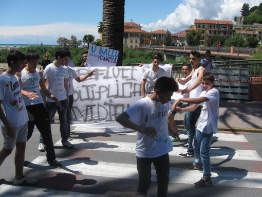 Ventimiglia: il video del flash-mob degli studenti della Aesseffe, tutti uniti al grido di “Gente più istruita, per una città più pulita”