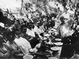 Un pranzo di gente allegra