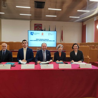 Tettoie, pannelli fotovoltaici e passerella ciclopedonale: oltre 3 milioni di euro per riqualificare l'area “ex Enel” a Ventimiglia (Foto e video) Tettoie, pannelli fotovoltaici e passerella ciclopedonale: oltre 3 milioni di euro per riqualificare l'area “ex Enel” a Ventimiglia (Foto e video)