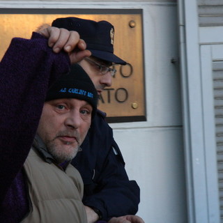 Filippo Palma mentre viene portato al Tribunale di Sanremo per la direttissima.