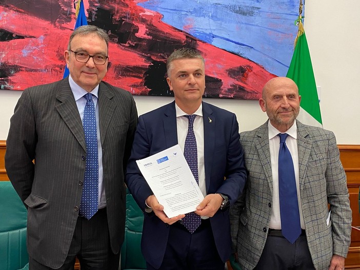 Porti, Rixi: Mit, Inail e Assoporti firmano protocollo sicurezza Porti, Rixi: Mit, Inail e Assoporti firmano protocollo sicurezza