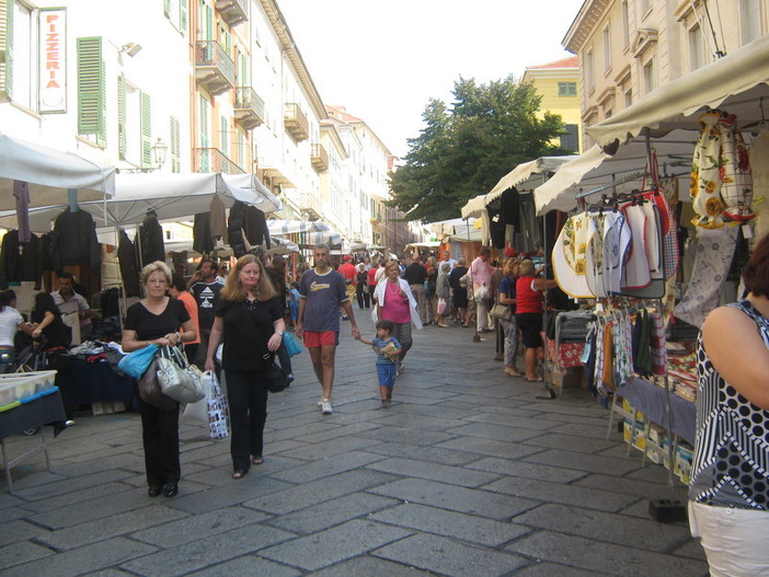 Imperia: via Cascione contro lo spostamento del mercato