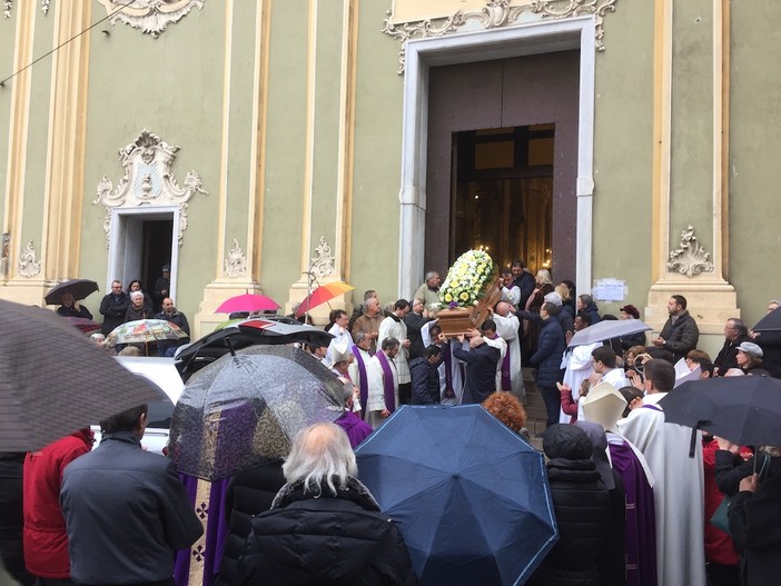 Il funerale di don Giacomo Simonetti nella Chiesa degli Angeli Il funerale di don Giacomo Simonetti nella Chiesa degli Angeli