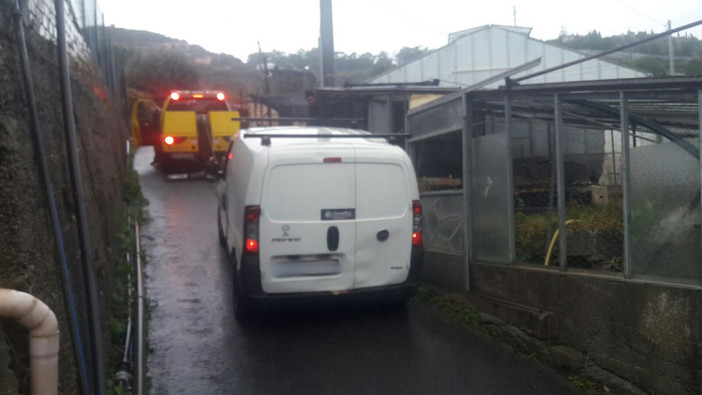 Sanremo: fiorino non riesce a proseguire sulla strada, intervengono Municipale e carro attrezzi