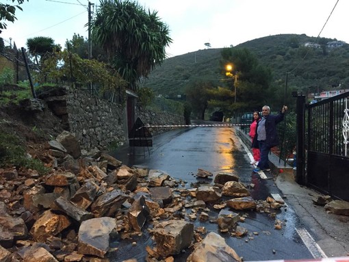 Imperia: frana a Costa d'Oneglia. Frazione isolata. Situazione critica sui torrenti Imperia: frana a Costa d'Oneglia. Frazione isolata. Situazione critica sui torrenti