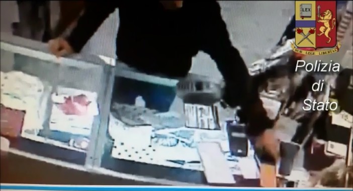 Imperia: La Polizia denuncia in stato di libertà un sanremese che ha rubato un cellulare. Il video del furto Imperia: La Polizia denuncia in stato di libertà un sanremese che ha rubato un cellulare. Il video del furto