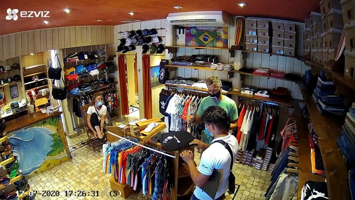 Diano Marina: furto al negozio di abbigliamento 'Forza Sette'. Il titolare pubblica il video che inchioda l'autore