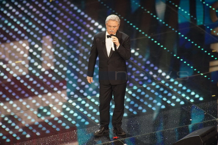 #Sanremo2017: Crozza porta sul palco il senatore Razzi "Sono felice di essere qui all'Indesit"