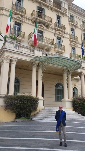 Imperia: partecipazione del Presidente della Provincia Domenico Abbo al momento di raccoglimento Imperia: partecipazione del Presidente della Provincia Domenico Abbo al momento di raccoglimento