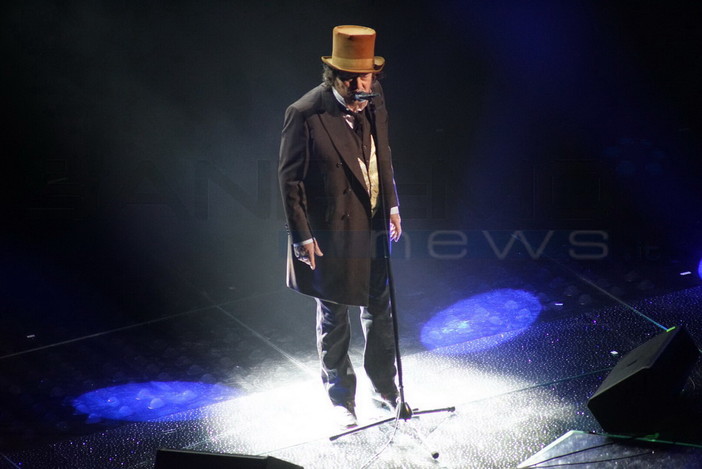 Zucchero durante la sua esibizione