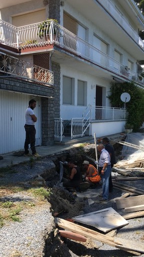 Frana un terreno sopra l'Aurelia, strada chiusa ad Andora: viabilità ordinaria deviata su arterie interne Frana un terreno sopra l'Aurelia, strada chiusa ad Andora: viabilità ordinaria deviata su arterie interne