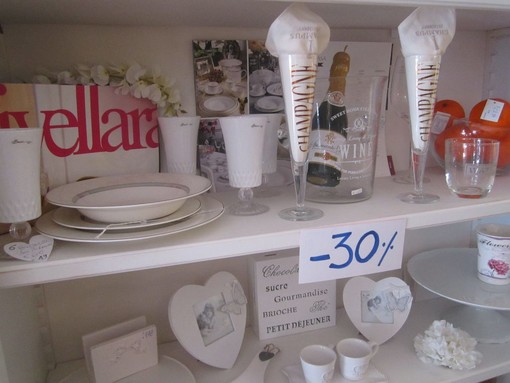 Bordighera: da “Fantasia” continuano le super offerte con sconti fino al 50% su complementi d'arredo, mobili, oggettistica e molto altro ancora