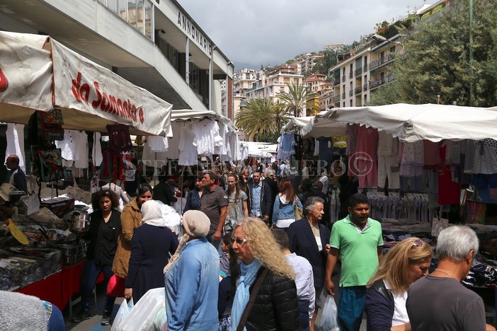 Sanremo: domenica c'è la 'Fiera di Maggio', sospesa la rimozione dei veicoli in via Martiri