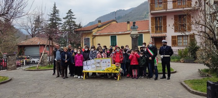 Gli alunni di Pieve di Teco e Pontedassio uniti nei valori della festa della donna: installate le panchine gialle (foto)