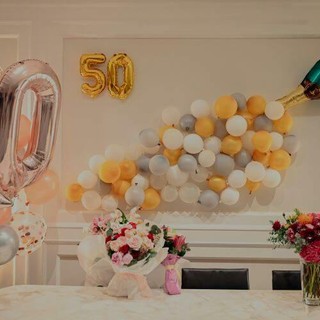 Cinquant'anni si festeggiano una volta sola: perché in molti scelgono di ingaggiare cantanti per feste private