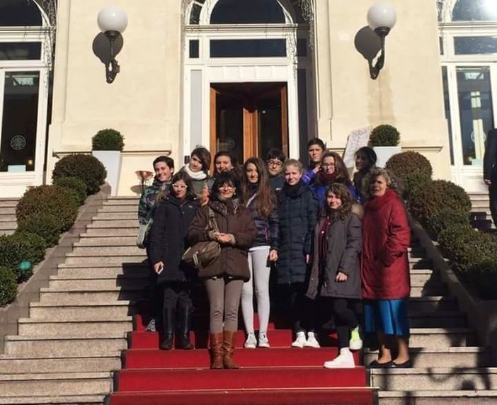 Gli alunni delle scuole medie di Roverino e Ventimiglia Alta al Festival della Legalità al Casinò di Sanremo Gli alunni delle scuole medie di Roverino e Ventimiglia Alta al Festival della Legalità al Casinò di Sanremo