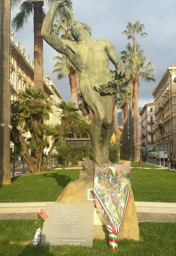Sanremo: l'Assessore Daniela Cassini ha deposto stamane un mazzo di fiori al Monumento di corso Mombello
