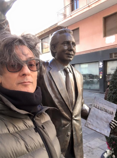 Fiorella con la statua di Mike Bongiorno in via Escoffier