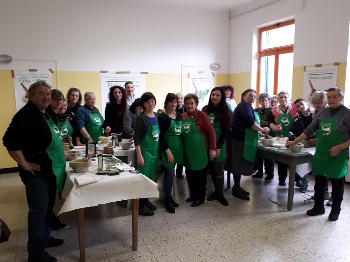 Castel Vittorio: successo ieri per l'iniziativa della Regione Liguria 'Firma e Pesta' (foto) Castel Vittorio: successo ieri per l'iniziativa della Regione Liguria 'Firma e Pesta' (foto)