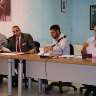 Vallecrosia: asfalti sulla via Aurelia, l’opposizione chiede al Sindaco il posticipo dei lavori a settembre e che vengano realizzati durante le ore notturne Vallecrosia: asfalti sulla via Aurelia, l’opposizione chiede al Sindaco il posticipo dei lavori a settembre e che vengano realizzati durante le ore notturne