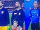 Il piccolo Stragapede con Biraschi, capitano del Genoa (immagine Sky Sport) Il piccolo Stragapede con Biraschi, capitano del Genoa (immagine Sky Sport)