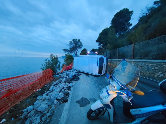 Imperia: si ribalta con un furgone finendo in un cantiere, donna rimane ferita (foto)