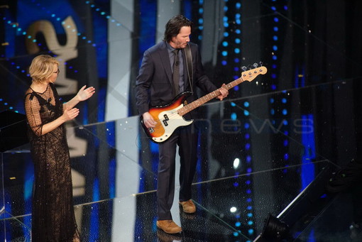 #Festival2017: Keanu Reeves sul palco dell'Ariston mostra la sua anima rock e il suo passato di musicista #Festival2017: Keanu Reeves sul palco dell'Ariston mostra la sua anima rock e il suo passato di musicista