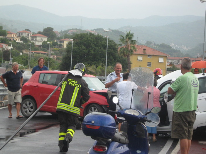 Imperia: terribile frontale in via Marte, tanta paura ma nessun ferito Imperia: terribile frontale in via Marte, tanta paura ma nessun ferito