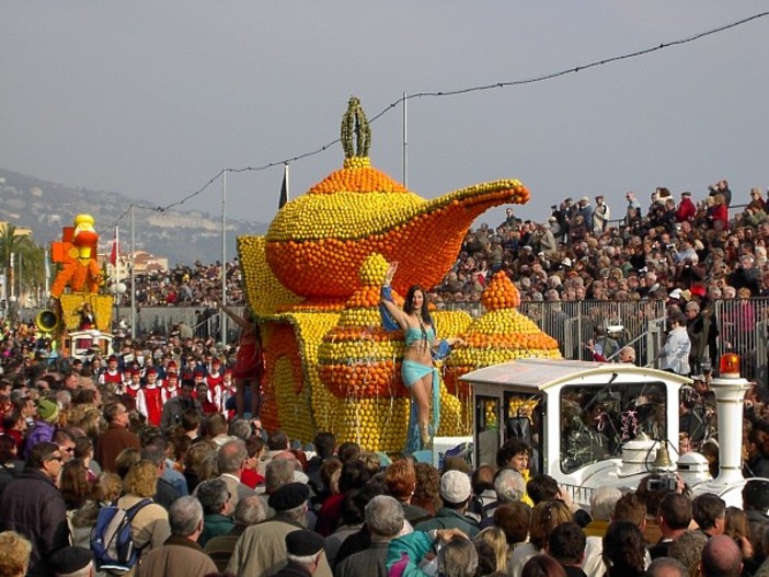 E' "Broadway" il tema della 84a Fête du Citron di Mentone, carnevale trionfante con i colori dei limoni E' "Broadway" il tema della 84a Fête du Citron di Mentone, carnevale trionfante con i colori dei limoni