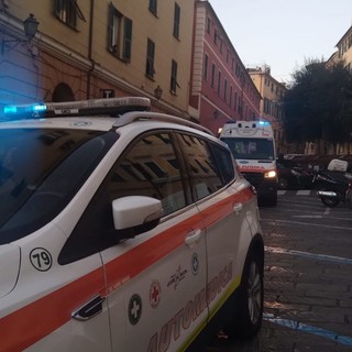 Imperia, straniero dà in escandescenze in via Cascione: intervento di carabinieri e Croce Bianca