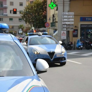 Porta via il figlio 12enne ma lui riesce a dire ai nonni di essere a Savona: la Polizia rintraccia la madre e l'arresta